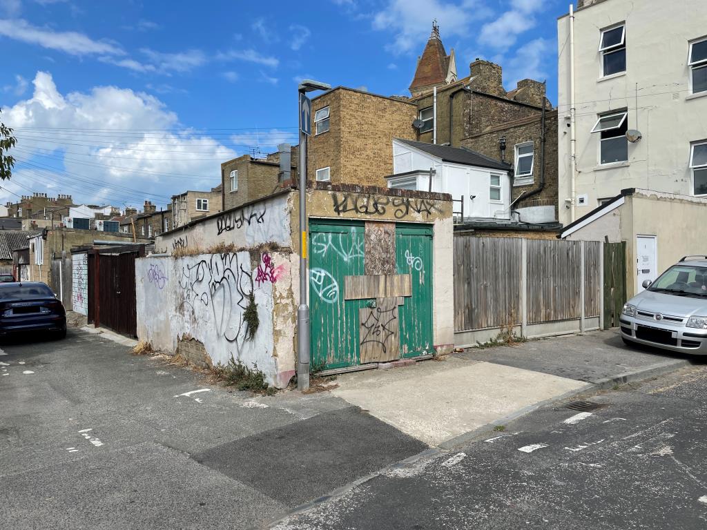 Lot: 28 - PLANNING FOR A DETACHED HOUSE - Garage to be demolished